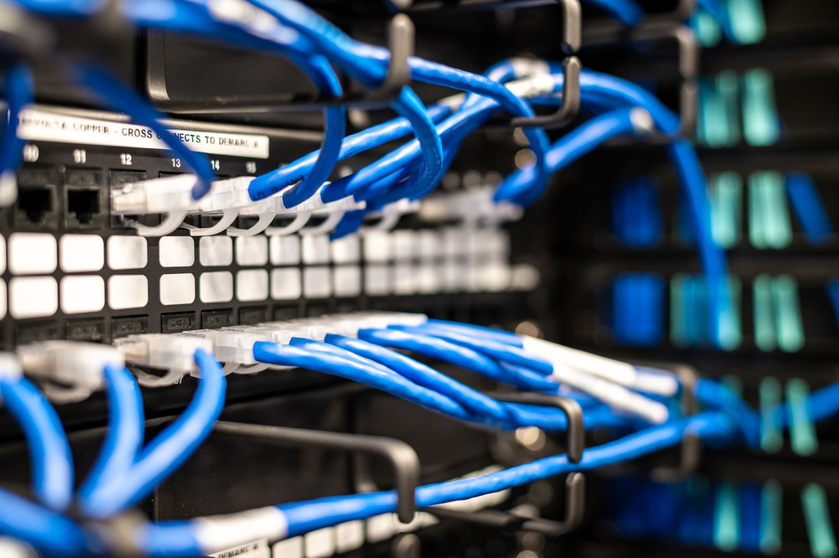 Síťová kabeláž v serverovém rozvaděči